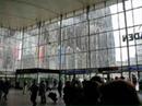 Auf Überwachungsvideos des Kölner Hauptbahnhofs sind zwei Männer mit südländischem Aussehen mit den Koffern zu sehen.