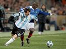 Lionel Messi (links) im Zweikampf mit Frankreichs Lassana Diarra.