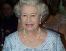 Queen Elisabeth ist die erste Königin seit 142 Jahren, die der Trauung des eigenen Sohnes fernbleibt.