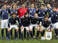 Nicolas Burdisso mit Argentinien (oben links). (Archivbild)