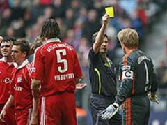 Bayerns Goalie Oliver Kahn Bayern sieht die gelbe Karte von Schiedsrichter Herbert Fandel.