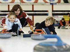 Früh übt, wer ein Curling-Profi werden will: Die Sporthilfe fördert junge Talente.