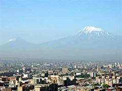 Die Schweizer vermittelt seit Monaten auf Wunsch der Türkei und Armenien. Bild: Die Stadt Eriwan mit dem Ararat-Gebirge.