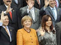 Angela Merkel zwischen EU-Kommissionspräsident Barroso und Argentiniens Staatspräsidentin Kirchner.