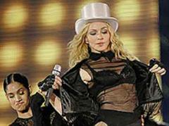Das erste Konzert von Madonna in Polen findet auf dem Warschauer Flugplatz Bemowo statt.