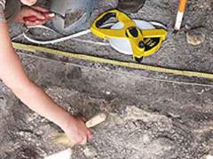 Seit 2006 wurden bei den Ausgrabungen in Mormont mehr als 250 Grabstätten mit Knochen von Menschen und Tieren entdeckt. (Archivbild)