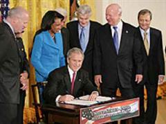 George W. Bush bei der Unterzeichnung des Vertrags im Weissen Haus.