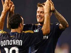 London Donovan und David Beckham freuen sich über ihren Sieg.