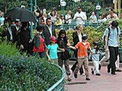Michael Jackson mit seinen Kindern Paris und Prince bei einem Besuch in Disneyland Paris im Jahr 2006.
