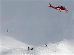 Auf der Abfahrt vom Mattjischhorn lösten zwei Skitourenfahrer auf rund 2350 Metern Höhe eine Lawine aus und wurden 300 Meter mitgerissen.