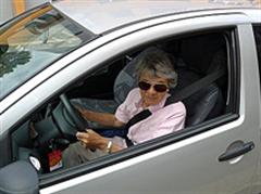 Senioren am Steuer: Eine Kamera soll die Augenbewegungen aufnehmen und Defizite der Hirnleistung feststellen.