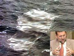Nach Aussagen von Mariano Rajoy, dem spanischen Vize-Präsidenten, treiben zwei Ölteppiche mit 5000 bis 6000 Tonnen Öl auf dem Meer.