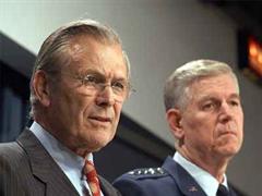 Verteidigungsminister Rumsfeld (l) droht dem Iran.