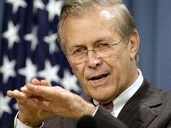 Foot in Mouth-Preisträger Donald Rumsfeld auf einer seiner berüchtigten Pressekonferenzen.