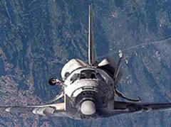 Der Space Shuttle 'Discovery' bleibt noch im Orbit.