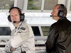 Adrian Newey (l.) zusammen mit Teamchef Ron Dennis am Leitstand von McLaren Mercedes. (Archivbild)