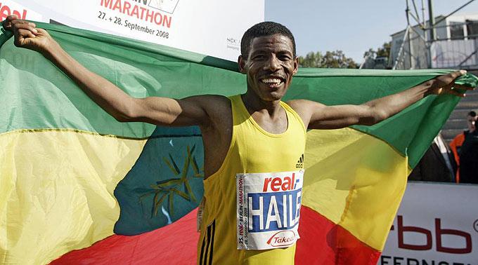 Ein ganz grosser Sportler beendet seine Karriere: Haile Gebrselassie. Bild: Bei seinem Weltrekord in Berlin.