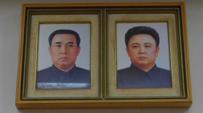 Nordkoreas Gründer: Kim Il Sung (l.) und sein Sohn Kim Jong Il.