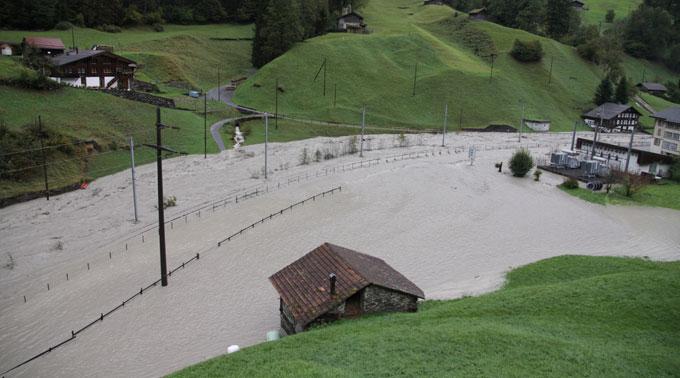 Grosse Schäden: Wassermassen durchpflügen das Kandertal am 10.10.2011.