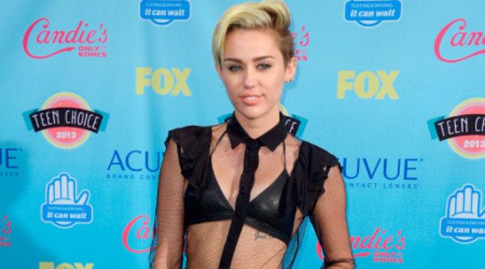 Miley Cyrus präsentiert sich unbekleidet in ihrem Video zu ihrem neuen Song 'Wrecking Ball'.