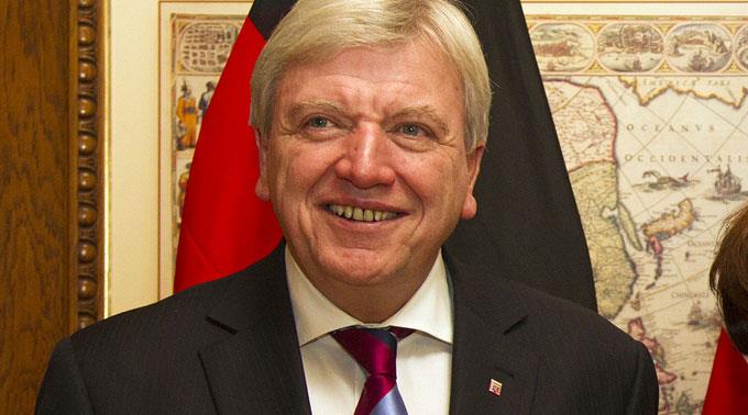 Volker Bouffier ist Ministerpräsident des Landes Hessen, Landesvorsitzender der hessischen CDU und stellvertretender Bundesvorsitzender der CDU.