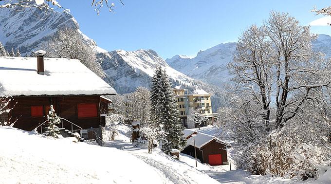 Das Leben in den Schweizer Alpen ist von starken saisonalen Schwankungen geprägt, die einen erheblichen Einfluss auf die Wohnsituation haben.
