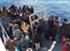 Flüchtlinge auf einem Boot im Mittelmeer, kurz vor Sizilien.