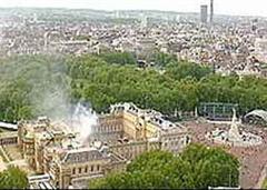 Aus einem Flügel des Buckinghampalastes steigt Rauch auf.